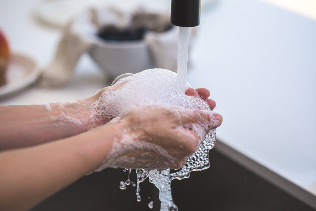 regelmatig handen reinigen in verband met corona virus