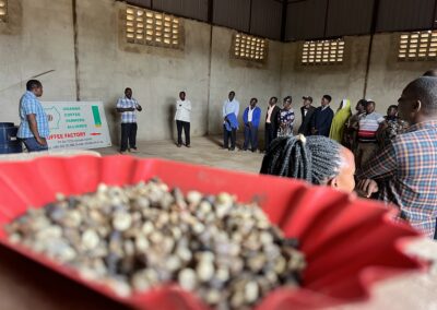 Klamboes uitdelen in de koffiefabriek in Oeganda